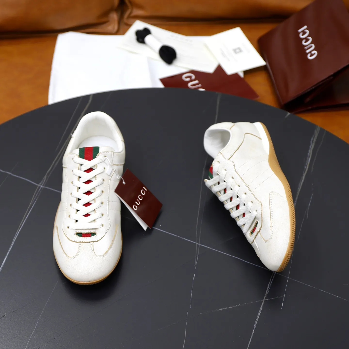 Ex-factory price: 580💰💰Gucci Shift series couple's sports shoes ❗❗ The Gucci Shift series is newly launched, with a lightweight design that reinterprets sports style. The neat silhouette adds a sense of freedom and exudes sophistication when moving. The webbing detail runs like an endless ribbon throughout the design, and the side seam details add a finishing touch. ❗Original development ❗Washed effect cowhide upper ❗Two-color Tpu outsole ❗Size: Female 35-41 Male 39-45